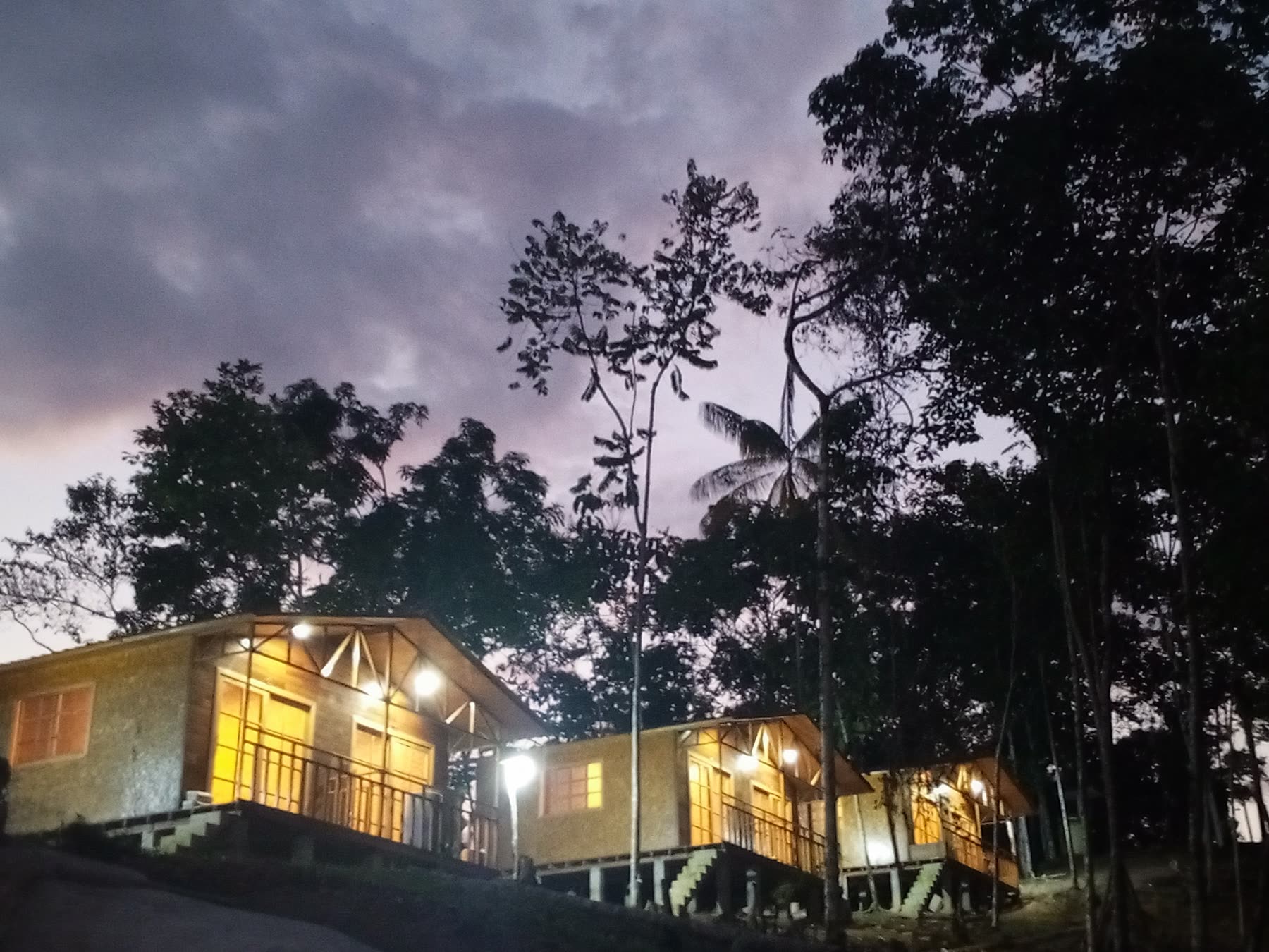 Bungalows iluminados al anochecer