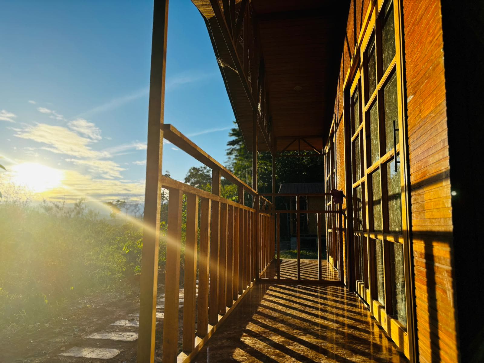 Mirador de madera al amanecer